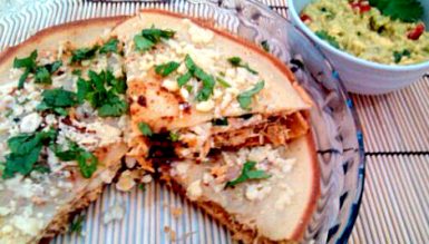 Quesadilla de panquecas (panquecas recheadas com queijos e frango desfiado)