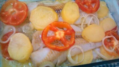 Peixe assado com legumes