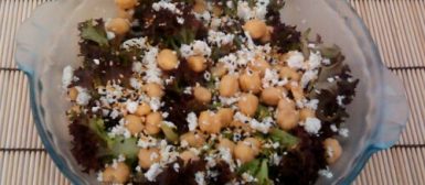 Salada com ricota, grão de bico e gergelim