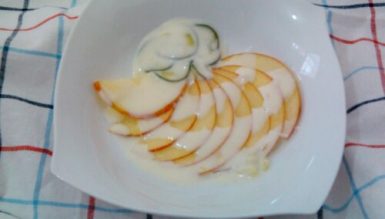 Salada carpaccio de maçã com molho de iogurte e pepino