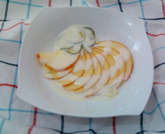 Salada carpaccio de maçã com molho de iogurte e pepino