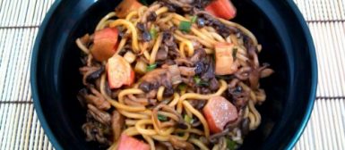 Yakisoba de shimeji e kani kama com misso