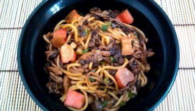 Yakisoba de shimeji e kani kama com misso