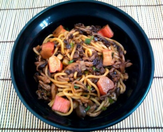 Yakisoba de shimeji e kani kama com misso