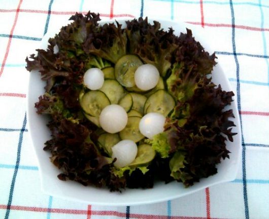 Salada com pepino e conserva de cebolinhas