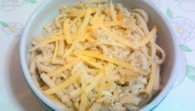 Pasta con uova ed erbe (macarrão com ovos e ervas)