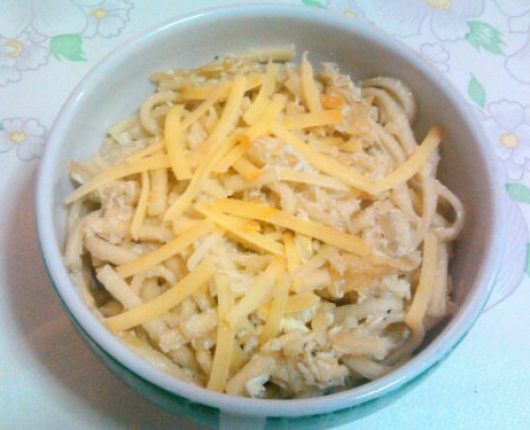 Pasta con uova ed erbe (macarrão com ovos e ervas)