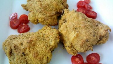 Sobrecoxas de frango empanadas com curry