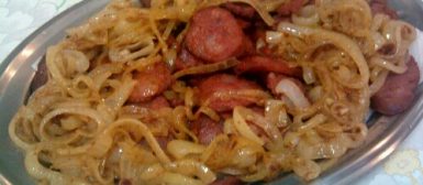 Linguiça acebolada