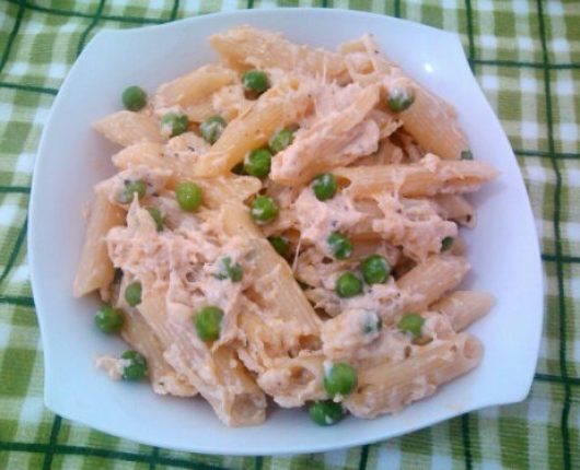 Penne ao frango cremoso com ervilhas