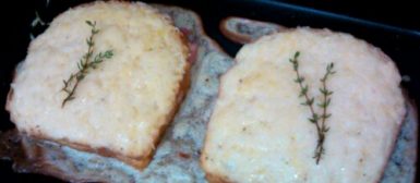 Croque Monsieur (sanduíche gratinado de queijo e presunto)