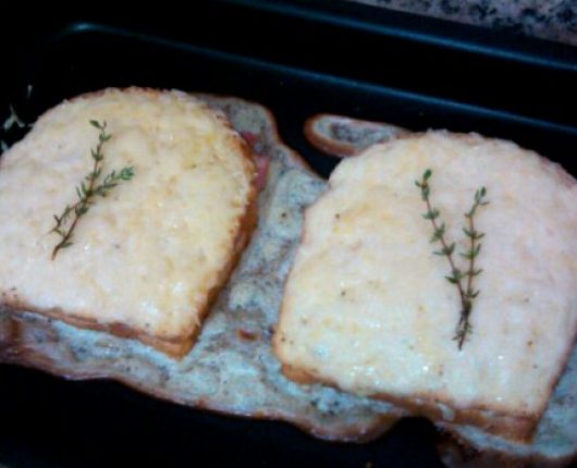 Croque Monsieur (sanduíche gratinado de queijo e presunto)