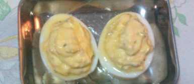 Ovos recheados (deviled eggs)
