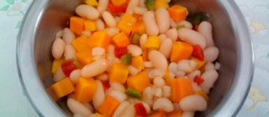 Salada de feijão branco com cenoura e pimentões
