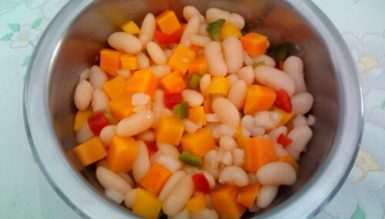 Salada de feijão branco com cenoura e pimentões