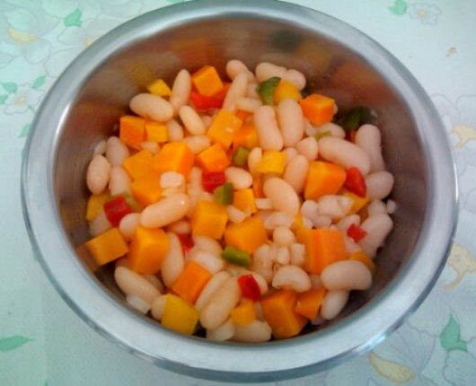 Salada de feijão branco com cenoura e pimentões