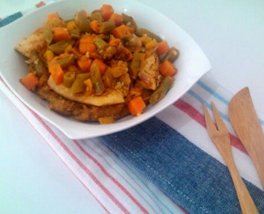 Peixe ensopado com legumes e pirão