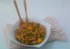 Salada de quinua com manga, ervilhas e kani kama