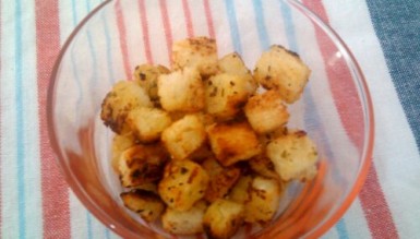 Croutons super rápidos (torradinhas com azeite, alho e ervas)