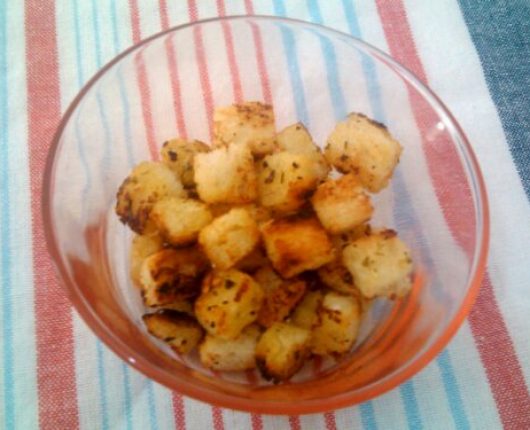 Croutons super rápidos (torradinhas com azeite, alho e ervas)