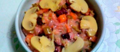 Salada de legumes e champignons com molho de iogurte e mostarda