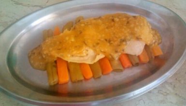 Filé de frango ao molho de mostarda com legumes na manteiga