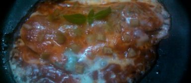 Filé à pizzaiolo rapidinho (com molho de tomate e queijo derretido)