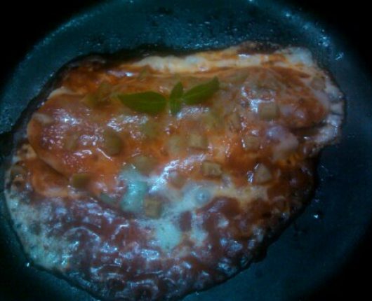 Filé à pizzaiolo rapidinho (com molho de tomate e queijo derretido)