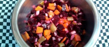 Salada colorida de beterraba, cenoura e vagem