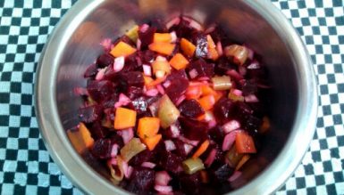 Salada colorida de beterraba, cenoura e vagem