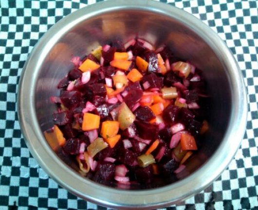 Salada colorida de beterraba, cenoura e vagem