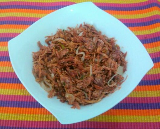 Carne seca acebolada