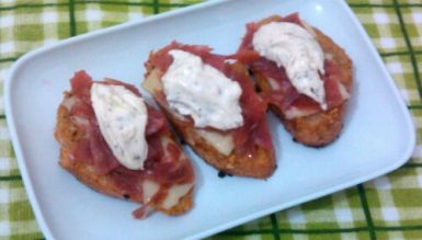 Bruschettas de salame com queijo e cream cheese de ervas