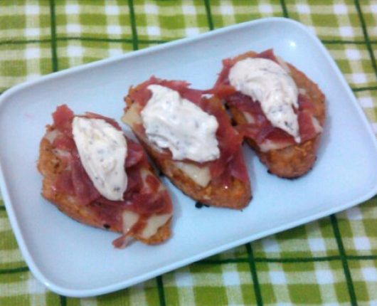 Bruschettas de salame com queijo e cream cheese de ervas