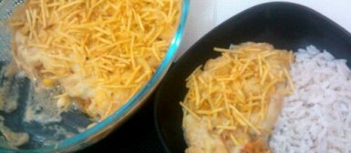 Frango a governador da Vó Ninha (gratinado com creme de cebola e batata palha)
