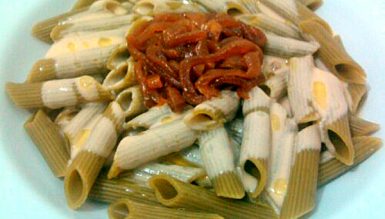 Penne verde com creme de brie e cebolas caramelizadas