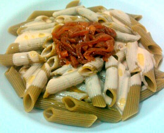 Penne verde com creme de brie e cebolas caramelizadas