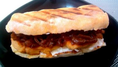 Sanduíche Valparaíso (filé de frango com queijo branco ou cream cheese e cebola caramelizada)