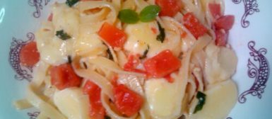 Talharim caprese na manteiga (com queijo, tomate e manjericão fresco)