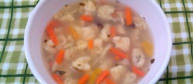 Käse-Spätzle Suppe (sopa alemã/austríaca com bolinhas de massa de queijo)