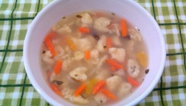 Käse-Spätzle Suppe (sopa alemã/austríaca com bolinhas de massa de queijo)