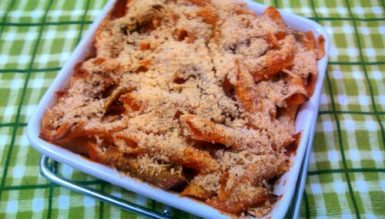 Macarrão ao forno com calabresa e molho rosê fácil