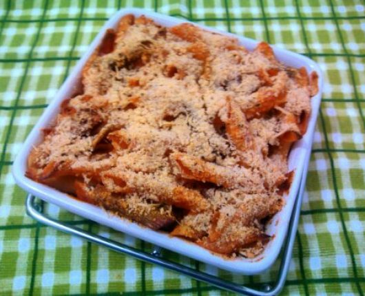 Macarrão ao forno com calabresa e molho rosê fácil