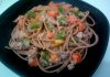 Macarrão com atum e legumes