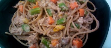 Macarrão com atum e legumes