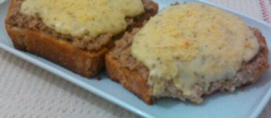 Torradas de atum com requeijão temperado