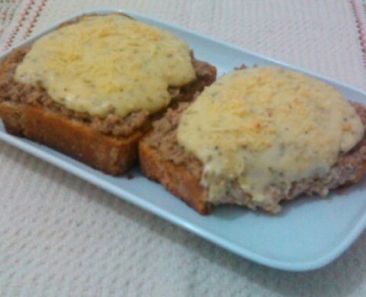 Torradas de atum com requeijão temperado