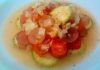 Salada marinada de abobrinha, tomates cereja e uva rubi