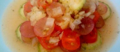Salada marinada de abobrinha, tomates cereja e uva rubi