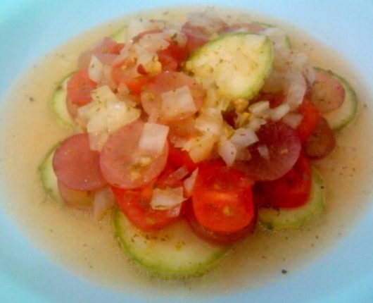 Salada marinada de abobrinha, tomates cereja e uva rubi